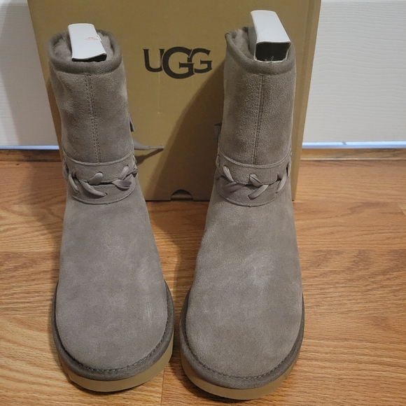 UGG - Picture 2 of 4